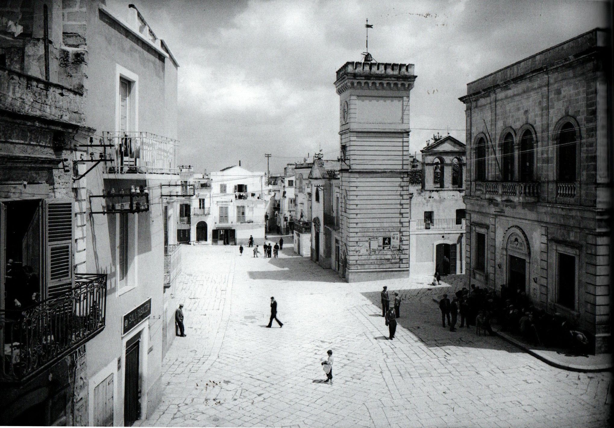 Piazza Umberto I oggi piazza Aldo Moro negli anni 50 fondo fotografico cav. V. Simone_Pinacoteca C. Giaquinto Bari